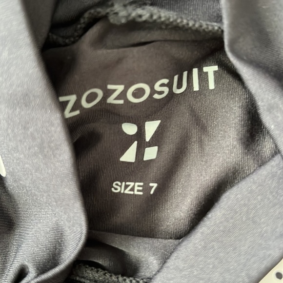 Zozosuit Unisex button print top & pants set in black size 7 NWOT - Picture 6 of 12